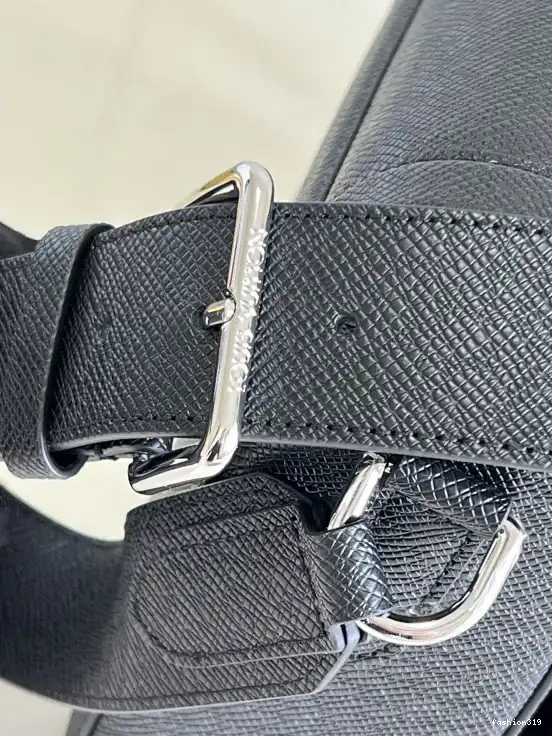 NEW FLAP MESSENGER VUITTON LOUIS 0408